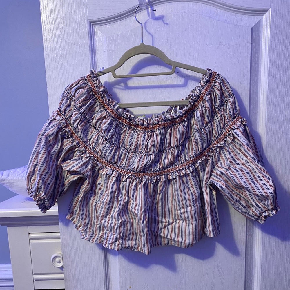 Cropped shirt with puffy sleeves